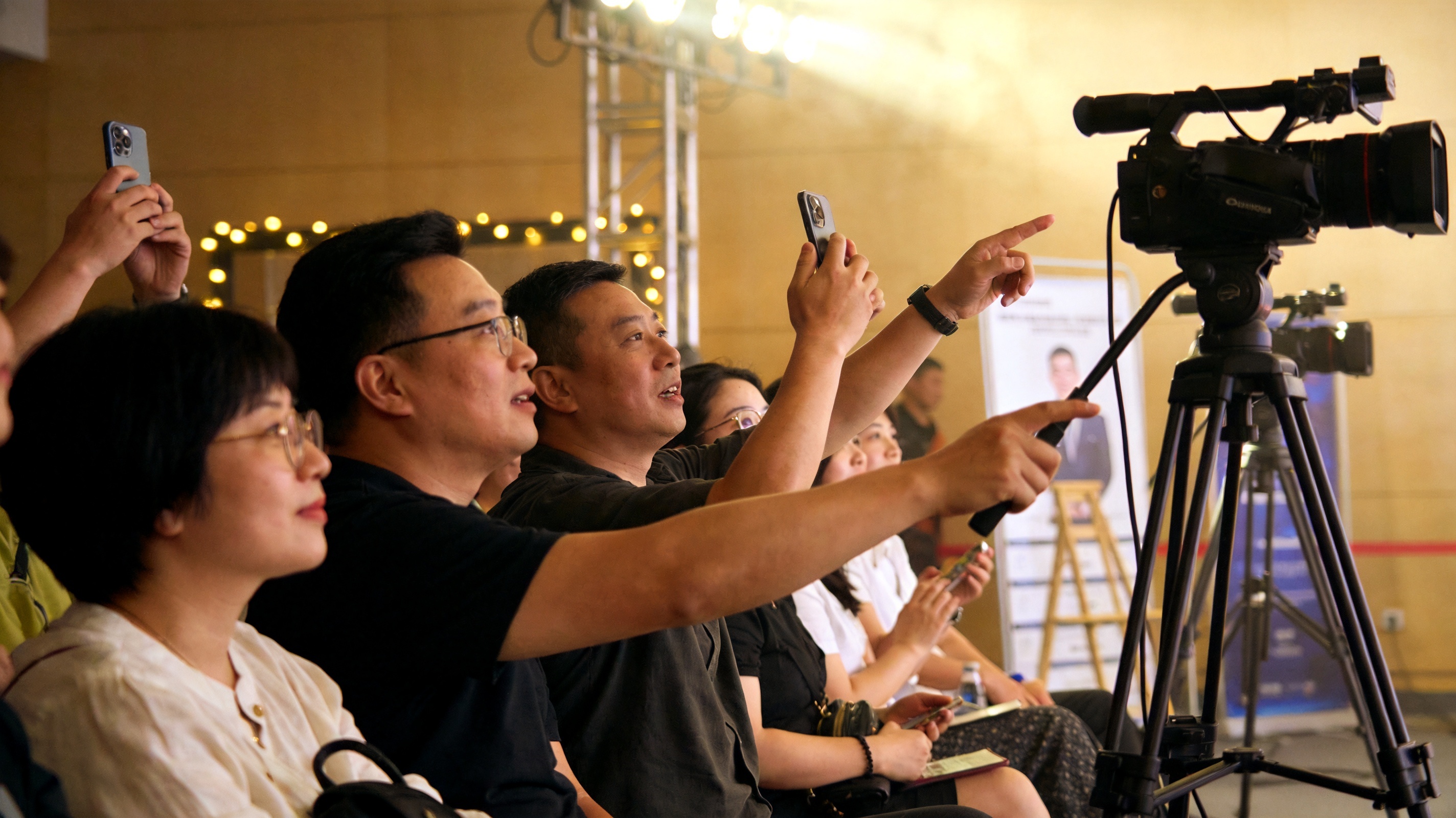 今年会直播画面展示比分弹窗、控球率图表和进球提醒